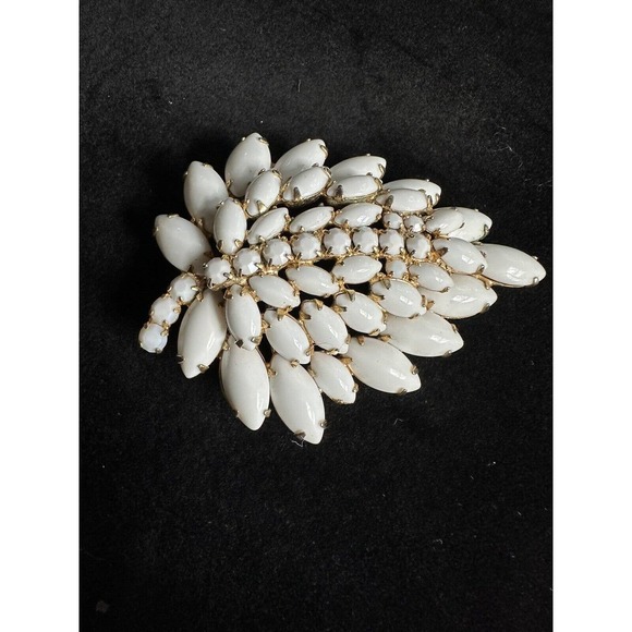 Vintage Napier 1950's MCM White Milk Glass Tear Drop Prong Set 3” Brooch - Picture 4 of 6